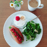 breakfastーホットドッグ＆ルッコラサラダ (핫도그와 루꼴라 샐러드)
